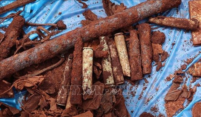 Nhiều vỏ đạn và các di vật được phát hiện tại khu vực tìm thấy hai vị trí mộ tập thể liệt sĩ ở xã Minh Đức.
