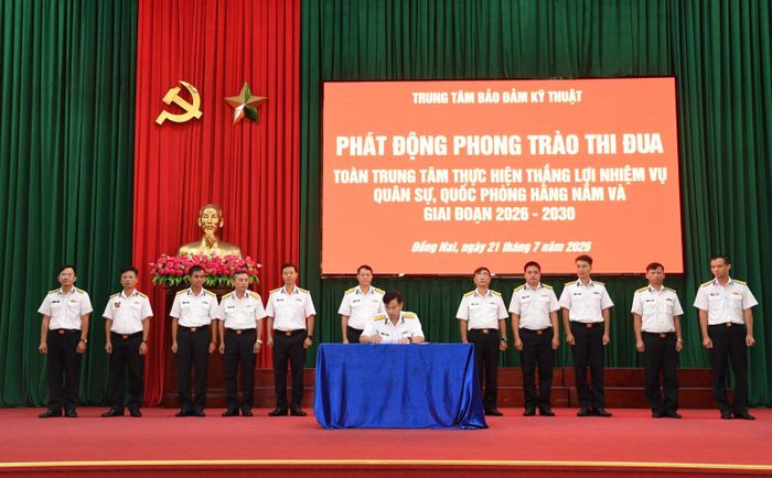 Chỉ huy Trung tâm ký xác nhận giao ước thi đua giữa các cơ quan, đơn vị.
