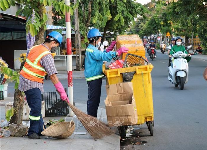 Công nhân thu gom rác khu vực phường Trà Vinh.