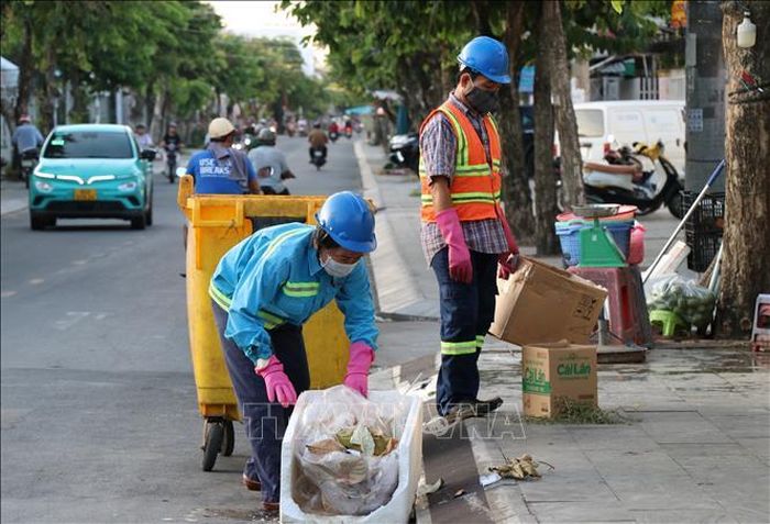 Công nhân thu gom rác khu vực phường Trà Vinh.