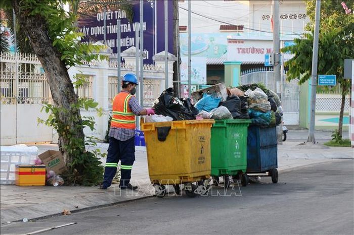 Công nhân thu gom rác khu vực phường Trà Vinh.