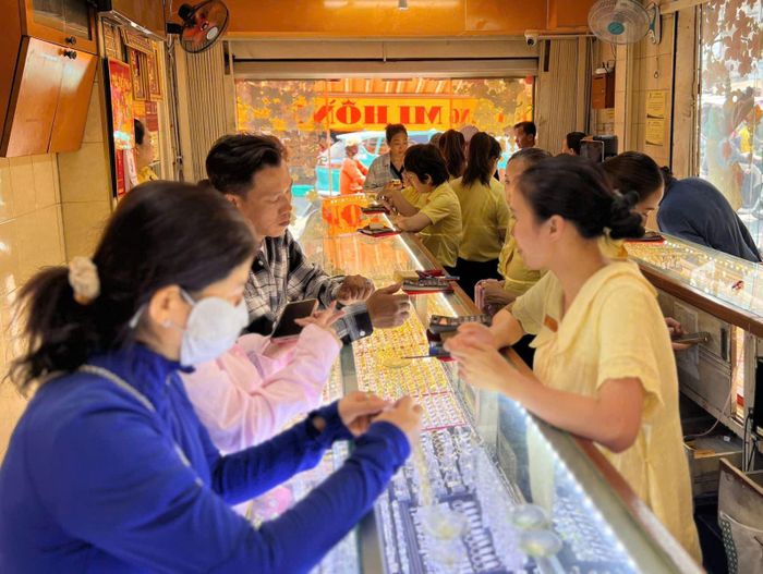 Người dân chờ mua vàng tại một cửa hàng vàng ở TP Hồ Chí Minh. Ảnh: Nguyễn Hoàng/Báo Tin tức và Dân tộc