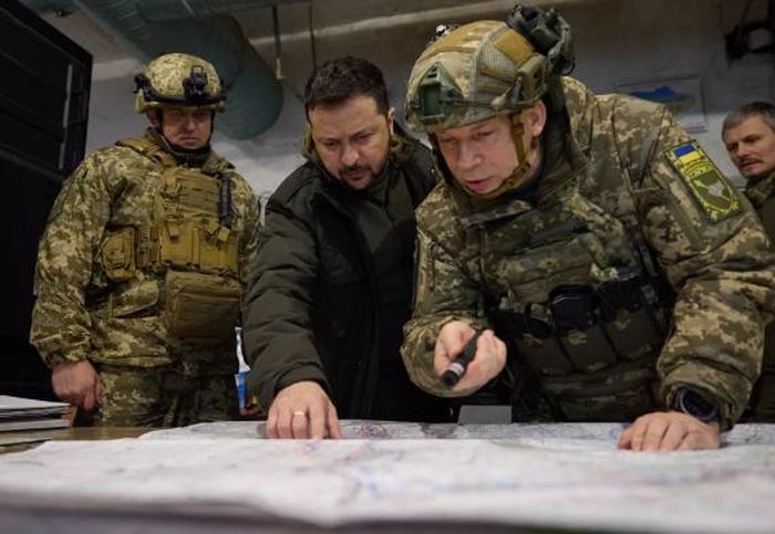 Tướng Oleksandr Syrsky (người cầm bút chỉ vào bản đồ) và Tổng thống Volodymyr Zelensky họp bàn về tình hình chiến sự. Ảnh: Văn phòng Tổng thống Ukraine
