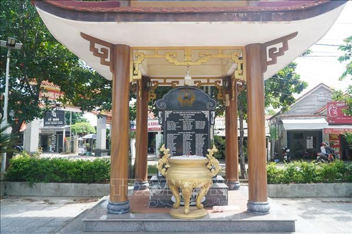 Bia tưởng niệm ghi danh các Mẹ Việt Nam anh hùng và Anh hùng liệt sĩ của làng Đồng Di, xã Phú Hồ.