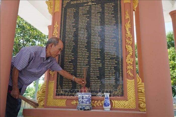 Những ngày tháng Bảy, người dân thường đến thắp hương tại các “địa chỉ đỏ” của vùng đất cách mạng Phú Hồ.