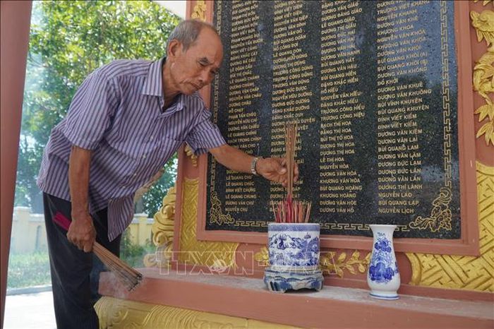 Ông Dương Văn Xướng thắp hương tri ân trước bia tưởng niệm.