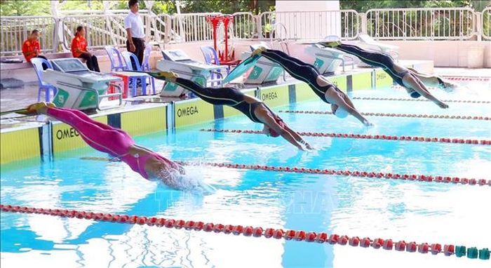 Các vận động viên nữ xuất phát tranh tài lặn cự ly 50m.