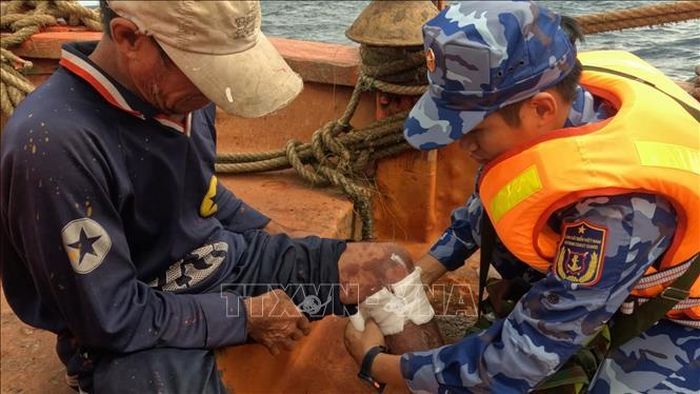 Quân y trên tàu 390 sơ cứu, thay băng và cấp thuốc cho một ngư dân bị bỏng trong lúc lao động trên biển, giúp chuyến biển không phải kết thúc sớm.