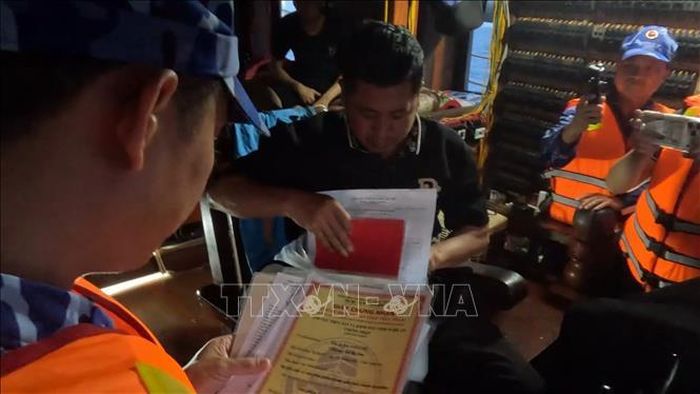 Tổ công tác Bộ Tư lệnh Vùng Cảnh sát biển 2 kiểm tra giấy phép khai thác, thiết bị giám sát hành trình và hướng dẫn ngư dân thực hiện đúng các quy định về chống khai thác IUU.