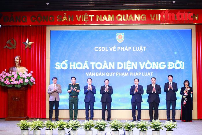 Bộ Tư pháp khai trương Cơ sở dữ liệu quốc gia về pháp luật (phiên bản mới). Ảnh: Thế Đoàn/Báo Tin tức và Dân tộc