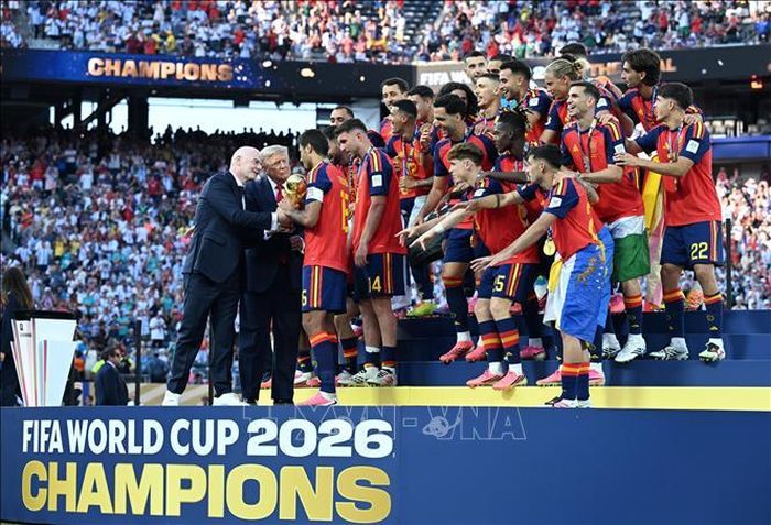 Tổng thống Mỹ Donald Trump và Chủ tịch FIFA Gianni Infantino trao cúp vô địch World Cup cho đội tuyển Tây Ban Nha. Ảnh: THX/TTXVN phát