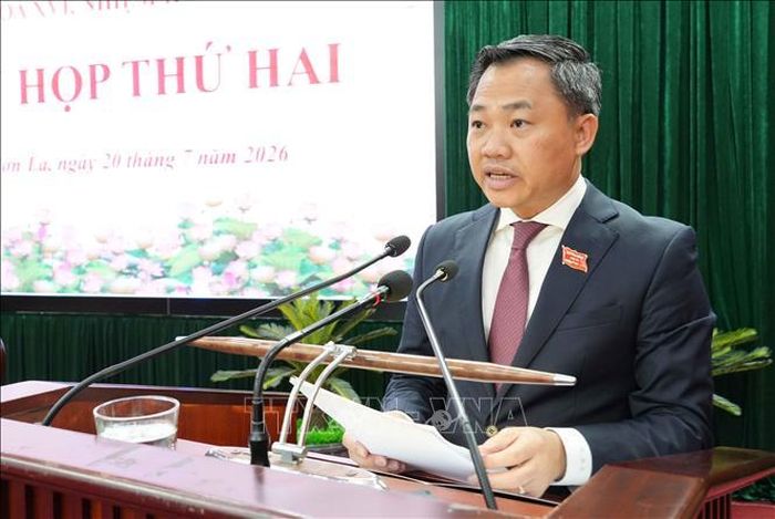 Ông Nguyễn Đình Việt, Chủ tịch UBND tỉnh Sơn La, báo cáo tại Kỳ họp.