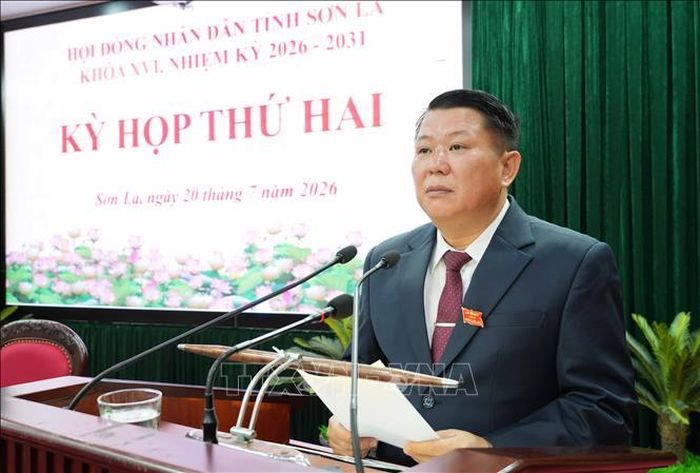 Ông Lò Minh Hùng, Phó Bí thư Thường trực Tỉnh ủy, Chủ tịch Hội đồng nhân dân tỉnh Sơn La, phát biểu tại Kỳ họp.