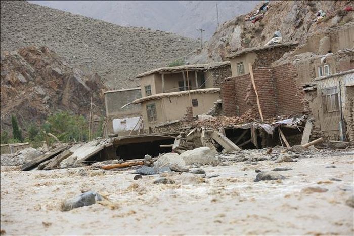 Nhà cửa bị phá hủy do mưa lũ ở tỉnh Parwan, Afghanistan. Ảnh tư liệu: THX/TTXVN