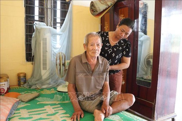 Thương binh Lê Văn Sấy (79% thương tật) tại xã Ea Súp, tỉnh Đắk Lắk được con gái nuôi dưỡng, chăm sóc.