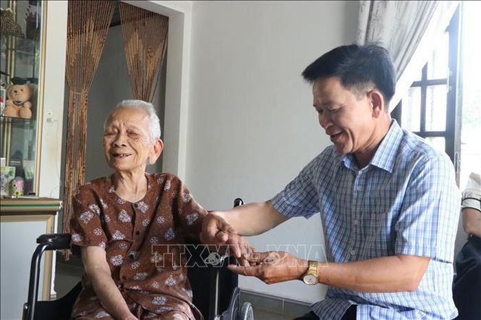 Mẹ Việt Nam Anh hùng Tô Thị Chiểu (sinh năm 1930, tổ dân phố 1A, phường Tân Lập, tỉnh Đắk Lắk) được người thân chăm sóc tại gia đình.