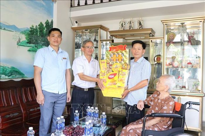 Lãnh đạo phường Tân Lập thăm hỏi, động viên Mẹ Việt Nam Anh hùng Tô Thị Chiểu nhân kỷ niệm 79 năm Ngày Thương binh - Liệt sĩ.