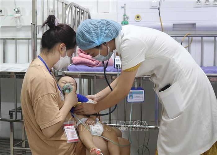 Bệnh nhân mắc virus Adeno điều trị tại Bệnh viện Sản Nhi Bắc Ninh. Ảnh tư liệu: Thanh Thương/TTXVN