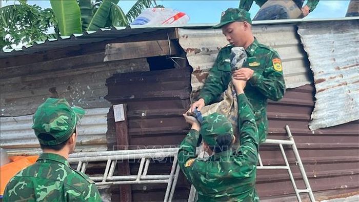 BĐBP Cửa khẩu Cảng Quy Nhơn hỗ trợ người dân chằng chống nhà cửa trước bão. Ảnh tư liệu, minh họa: Đình Quân/TTXVN