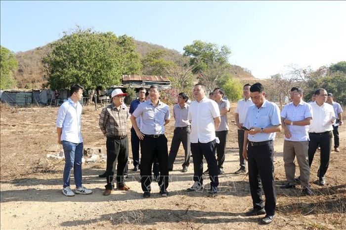 Đoàn công tác UBND tỉnh Lâm Đồng kiểm tra khu vực dự kiến xây dựng tuyến đường ven biển gần 9.500 tỉ đồng vào tháng 3/2026.