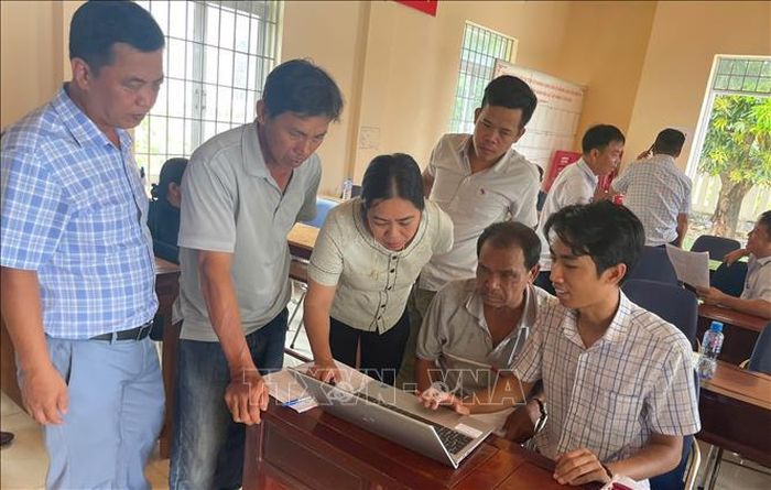 Tổ giải phóng mặt bằng phường Bình Kiến đối thoại, tuyên truyền người dân để giải phóng mặt bằng các dự án trên địa bàn.
