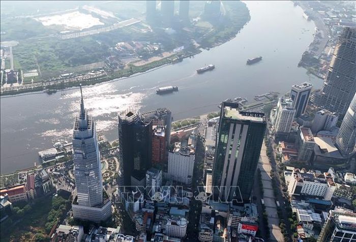 Các tòa nhà tài chính ở khu vực trung tâm TP Hồ Chí Minh bên sông Sài Gòn, đối diện bán đảo Thủ Thiêm, phường An Khánh. Ảnh: Hồng Đạt/TTXVN