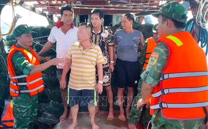 BĐBP Cà Mau kịp thời cứu nạn 4 thuyền viên bị lật sà lan khu vực cửa biển Gành Hào, Cà Mau. Ảnh: TTXVN phát