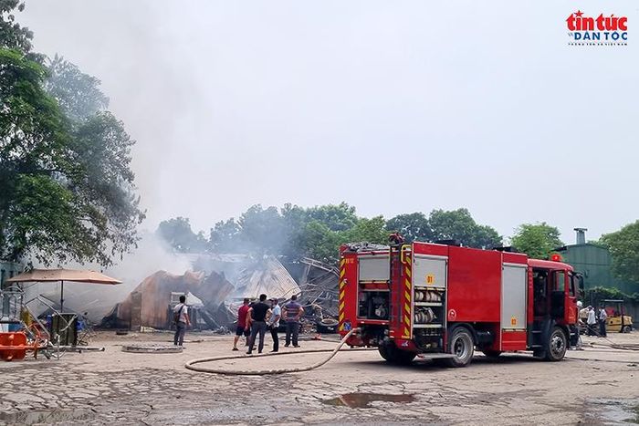 Khói bao trùm khu vực lán tạm sau khi ngọn lửa bùng phát gần cầu Thanh Trì, Hà Nội.