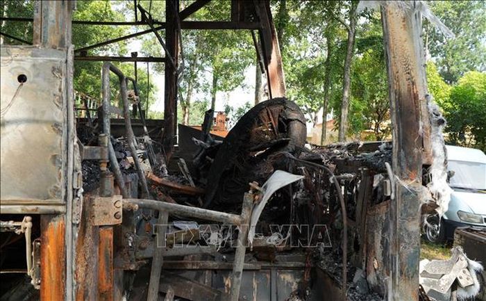 Phần đầu xe khách bị cháy trơ khung. Ảnh: Lê Xuân/TTXVN