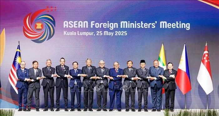 Các Bộ trưởng Ngoại giao ASEAN nhóm họp tạo Kuala Lumpr, Malaysia vào tháng 5/2025. Ảnh minh họa: TTXVN phát