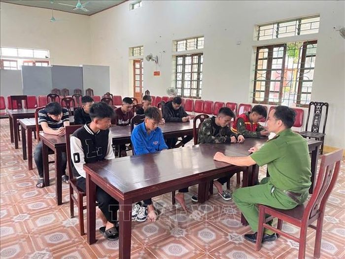 Công an xã Nam Đàn gặp gỡ, giáo dục thanh thiếu niên trên địa bàn. Ảnh: TTXVN phát