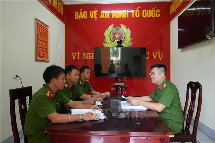 Công an xã Nam Đàn trao đổi, bàn bạc các giải pháp nhằm cảm hóa, giáo dục các thanh, thiếu niên "chưa ngoan" trên địa bàn.