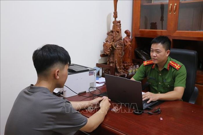 Công an xã Đô Lương trao đổi với 1 học sinh đã tiến bộ trên địa bàn.
