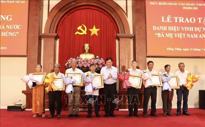Chủ tịch UBND tỉnh Đồng Tháp Phạm Thành Ngại trao, truy tặng danh hiệu vinh dự Nhà nước “Bà mẹ Việt Nam Anh hùng” cho các cá nhân.