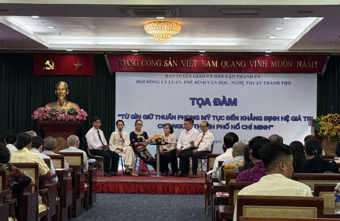Các nhà quản lý, nhà nghiên cứu, chuyên gia và văn nghệ sĩ cùng chia sẻ nhiều ý kiến về việc gìn giữ và xây dựng hệ giá trị con người TP Hồ Chí Minh.