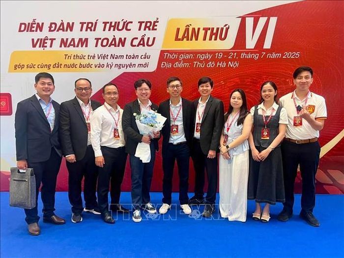 TS.Võ Đức Thắng (thứ tư từ trái sang) tại Diễn đàn Trí thức trẻ Việt Nam toàn cầu lần thứ VI. Ảnh: TTXVN phát