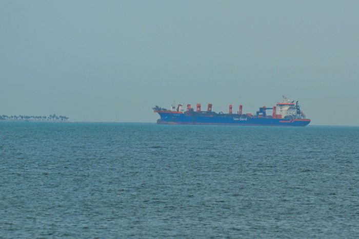 Tàu thương mại neo đậu ngoài khơi bờ biển thành phố Dubai, Các Tiểu vương quốc Arab Thống nhất (UAE). Ảnh: Anadolu Agency/TTXVN