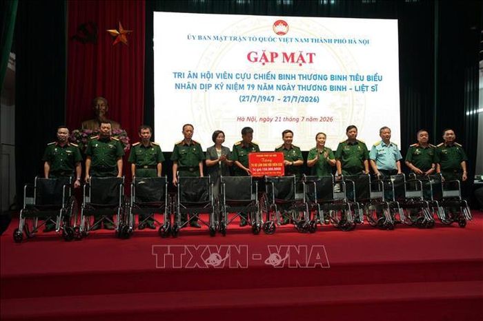 79 xe lăn được trao cho hội viên Hội Cựu chiến binh thành phố Hà Nội tuổi cao, khó khăn trong đi lại.