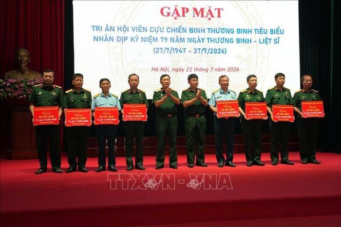 21 sổ tiết kiệm được trao cho các cựu chiến binh, thương binh tiêu biểu và hội viên cựu chiến binh có hoàn cảnh đặc biệt khó khăn.
