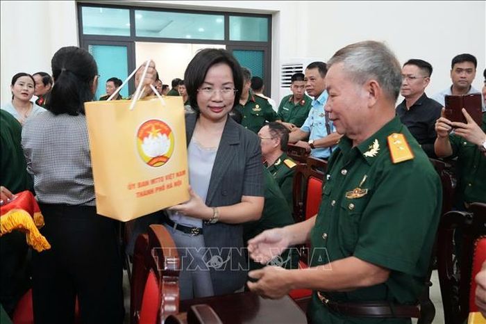 Chủ tịch Ủy ban MTTQ Việt Nam thành phố Hà Nội tặng quà cựu chiến binh, thương binh tiêu biểu và hội viên cựu chiến binh có hoàn cảnh đặc biệt khó khăn trên địa bàn thành phố.