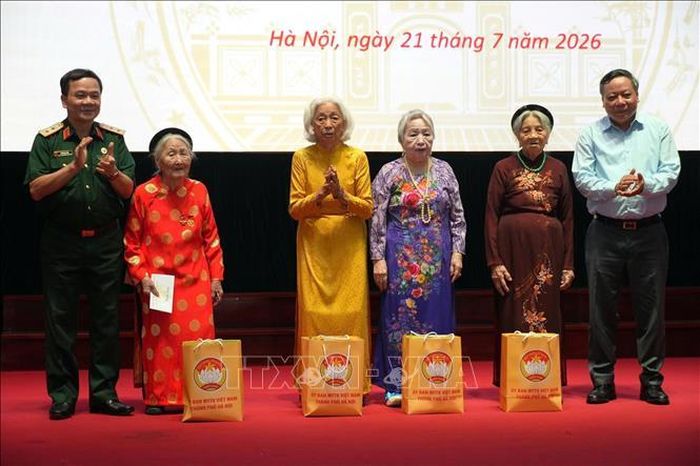 21 sổ tiết kiệm được trao cho các cựu chiến binh, thương binh tiêu biểu và hội viên cựu chiến binh có hoàn cảnh đặc biệt khó khăn.