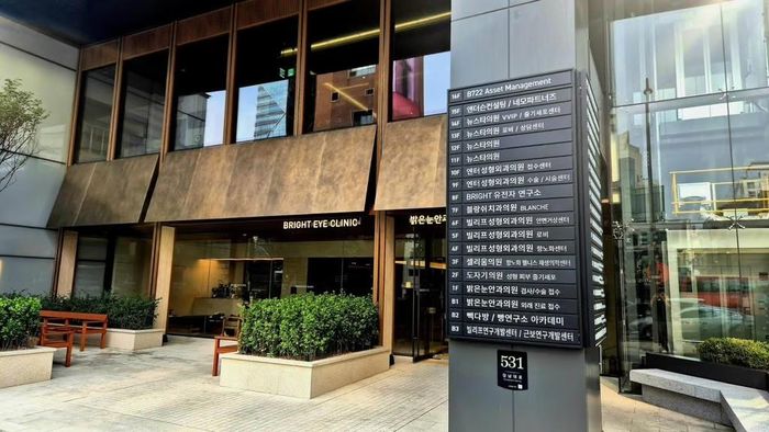 Bảng chỉ dẫn bên ngoài một tòa nhà ở Seoul liệt kê nhiều phòng khám và cơ sở cung cấp dịch vụ y tế, chăm sóc sức khỏe. Ảnh: The Korea Times