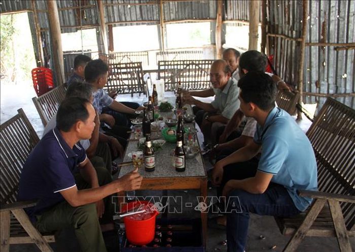 Du khách thưởng thức ẩm thực tại khu suối khoáng nóng Hội Vân.