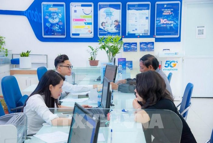 Khách đến giao dich tại Trung tâm kinh doanh VNPT Hà Nội. Ảnh: Minh Quyết/TTXVN