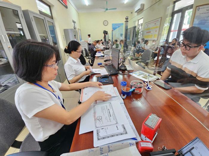 Người dân làm thủ tục hành chính tại Trung tâm Phục vụ hành chính công xã Thiên Lộc (Hà Nội).Ảnh: TTXVN phát