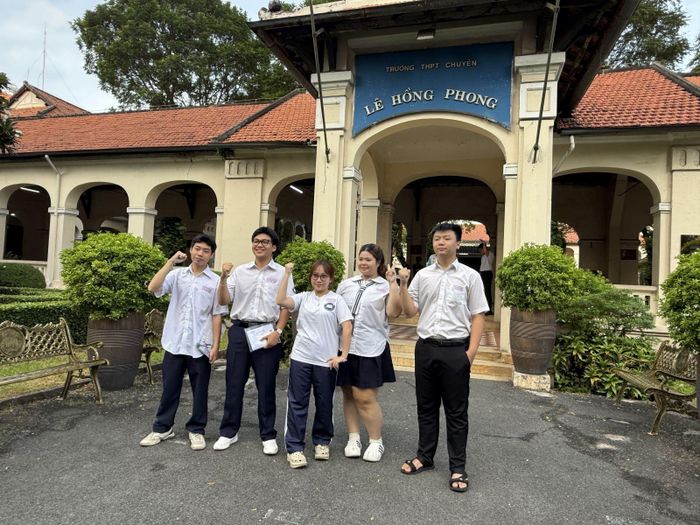 Học sinh TP Hồ Chí Minh tại điểm Trường THPT chuyên Lê Hồng Phong (phường Chợ Quán).
