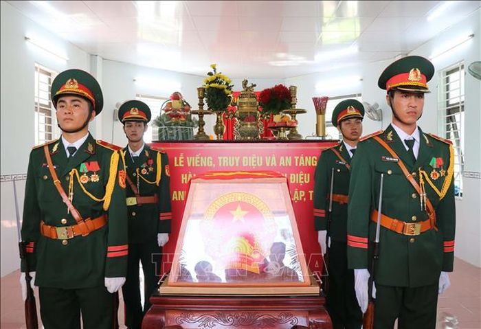 Chuẩn bị đưa linh cữu liệt sĩ Mai Văn Điệu về nơi an nghỉ cuối cùng tại Nghĩa trang liệt sĩ Ninh Thuận, xã Xuân Hải.