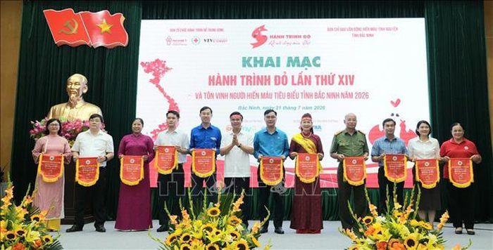 Phó Chủ tịch UBND tỉnh Bắc Ninh Lê Xuân Lợi, Trưởng Ban Chỉ đạo vận động hiến máu tình nguyện tỉnh trao biểu trưng "Hành trình đỏ" cho các đơn vị đồng hành, hưởng ứng chương trình.