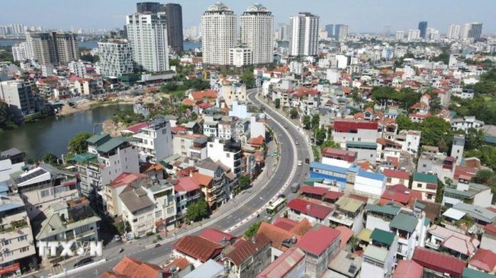 Người dân quan tâm việc thí điểm miễn giấy phép xây dựng đối với nhà ở riêng lẻ. Ảnh minh họa: TTXVN