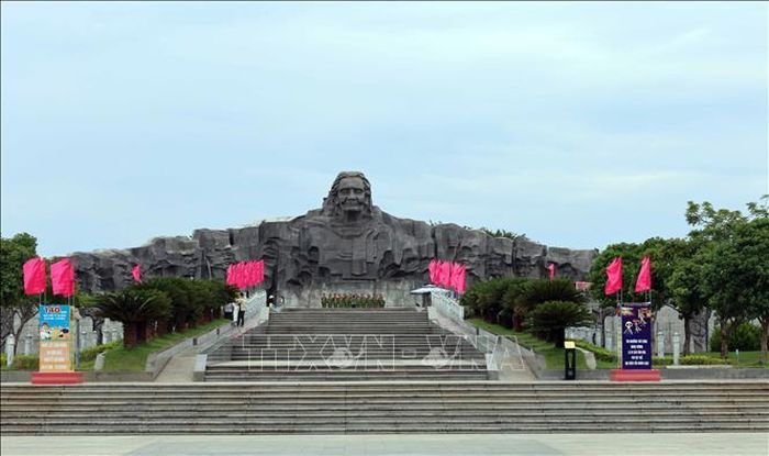 Bên trong Tượng đài Mẹ Việt Nam anh hùng ở phường Quảng Phú (thành phố Đà Nẵng) có một Bảo tàng “đặc biệt”, nơi trưng bày nhiều tư liệu, hiện vật quý về các Mẹ Việt Nam anh hùng trên khắp mọi miền của Tổ quốc.